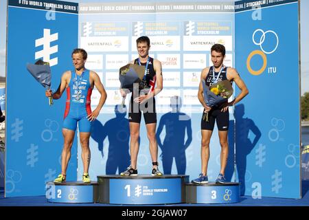 STOCKHOLM 2017-08-26 Kristian Blummenfelt, Norvège, Jonathan Brownlee, Royaume-Uni, et Pierre le Coore, France avec leurs médailles et leur champagne après la compétition de triathlon masculin dans la série mondiale de triathlon de l'UIT, au centre de Stockholm, en Suède, le 26 août 2017. Photo: Christine Olsson / TT / Code 10430 Banque D'Images