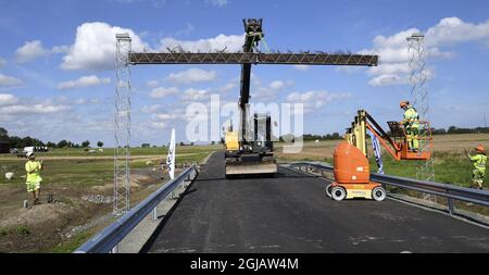 SVABESHOLM 2017-08-29 mardi après-midi, le pont de la porte MICE a été élevé à Svabesholm au sud de Kivik. Les plantes grimpantes comme les roses et les mûres attireront les souris de porte à grimper et traverser un pont et éviter de traverser une route très fréquentée - "Un portail d'amour", l'Administration suédoise des transports appelle l'initiative qui permettra aux hommes et aux femmes de continuer à se rencontrer. Les souris de porte ont apprécié la région pendant des décennies et les nids de mâles ont été trouvés d'un côté de la nouvelle route et les femelles de l'autre côté. Photo: Johan Nilsson / TT / Kod 50090 Banque D'Images