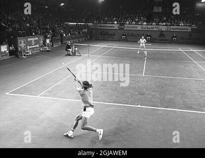 STOCKHOLM 1978-11-12. Bjorn Borg de Suède frappe un revers double lors d'un match contre John McEnroe, USA, dans la demi-finale de l'Open de Stockholm. McEnroe gagne leur première rencontre et c'est la première perte de Borg contre un adversaire plus jeune. ********* björn Borg slÃ¥r en dubbelfattad Backhand i Mötet mot John McEnroe, USA, i semifinalen i Stockholm Open. McEnroe vinner med siffrorna 6-3, 6-4 i deras första Möte och det à¤r Borgs första förlust mot en yngre motstà¥ndare. Foto: Sven-Erik Sjoberg / DN / TT Kod: 28 Banque D'Images