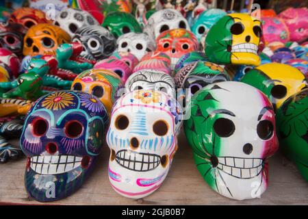 Mexique, Yucatan, Isla Mujeres, crânes en céramique colorée à vendre sur le marché. Banque D'Images