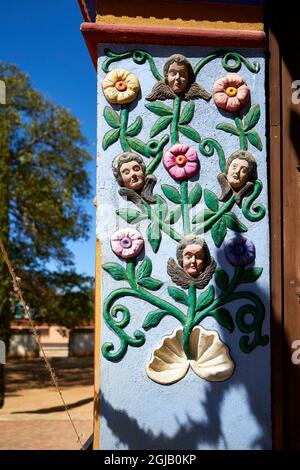 Mexique, Santa Ana Zegache. Un projet de restauration d'objets de l'église a été fondé par le peintre Rodolfo Morales et continue d'employer et de former l'homme Banque D'Images