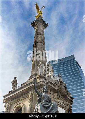 Statue de Hidalgo et monument de l'Ange de l'indépendance, Mexico, Mexique. Construit en 1910 célébrant la guerre au début des années 1800 menant à l'indépendance 1821. Banque D'Images