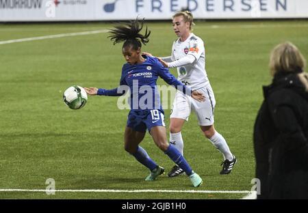 Crystal Dunn de Chelsea rivalise avec Jenna Hellstrom de Rosengard lors du match de l'UEFA Women's Champions League (ronde de 16, 2e jambe) entre le FC Rosengard et le Chelsea LFC à Malmo IP, Suède, le 15 novembre 2017. Photo: Johan Nilsson / TT / code 50090 Banque D'Images