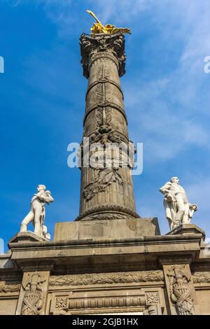 Statues de héros, Monument de l'Ange de l'indépendance, Mexico, Mexique. Construit en 1910 célébrant la guerre au début des années 1800 menant à l'indépendance 1821. Banque D'Images