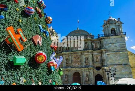 Arbre de Noël à la cathédrale notre-Dame de l'Assomption, Oaxaca, Juarez, Mexique. Banque D'Images