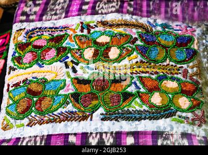 Motifs abstraits mexicains colorés sur couverture, Oaxaca, Mexique. Banque D'Images