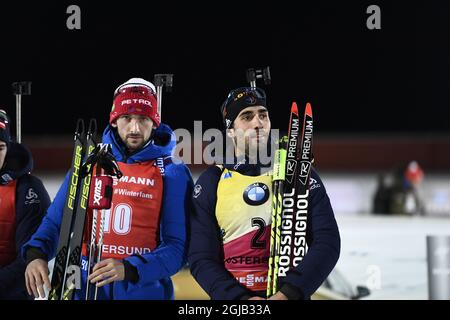 Jakov FAK (L) de Slovénie et Martin Fourcade, gagnant de France, se posent après la course masculine de 12,5 km pendant le biathlon de la coupe du monde de l'IBU à Ostersund, en Suède, le 03 décembre 2017. Photo: Pontus Lundahl / TT / Kod 10050 Banque D'Images