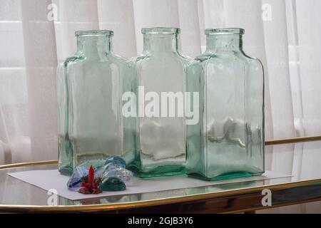 rectangulaires, trois bouteilles vides et ornements décoratifs.Pierres de mise au point sélective Banque D'Images