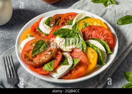 Salade de capes de tomates Heirloom maison saine avec basilic et mozzarella Banque D'Images