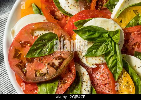 Salade de capes de tomates Heirloom maison saine avec basilic et mozzarella Banque D'Images
