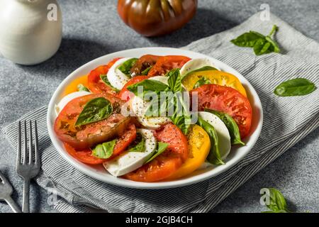 Salade de capes de tomates Heirloom maison saine avec basilic et mozzarella Banque D'Images