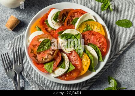 Salade de capes de tomates Heirloom maison saine avec basilic et mozzarella Banque D'Images