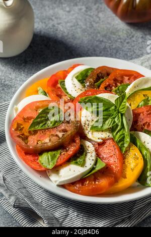 Salade de capes de tomates Heirloom maison saine avec basilic et mozzarella Banque D'Images