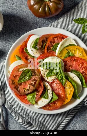 Salade de capes de tomates Heirloom maison saine avec basilic et mozzarella Banque D'Images