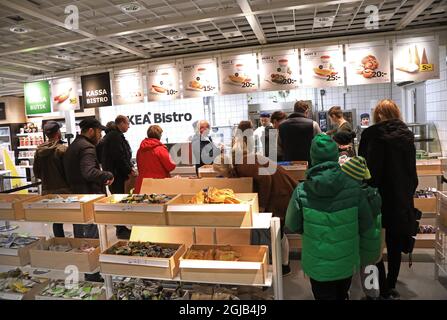 LINKOPING 20180128 clients au magasin IKEA de Linkoping, en Suède, le 28 janvier 2018. Ingvar Kamprad, fondateur du détaillant de meubles multinational suédois IKEA est décédé à l'âge de 91 ans. Photo Jeppe Gustafsson / TT / code 71935 ** BETALBILD ** Banque D'Images