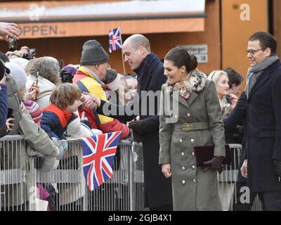 STOCKHOLM 2018-01-30 le duc de Cambridge, le prince William, la princesse Victoria et le prince Daniel parlent aux citoyens et aux adeptes lors de la promenade du Palais Royal au Musée Nobel à Stockholm, en Suède, mardi. Le couple royal britannique est en visite officielle de deux jours en Suède. Photo Jonas Ekstromer / TT code 10030 Banque D'Images