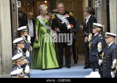 STOCKHOLM 20100619 la reine Margrethe II et le prince Henrik du Danemark partent après la cérémonie de mariage de la princesse Victoria et de M. Daniel Westling à la cathédrale de Stockholm, en Suède, le 19 juin 2010. Foto: Leif R Jansson / SCANPIX SUÈDE / Kod 10020 Banque D'Images