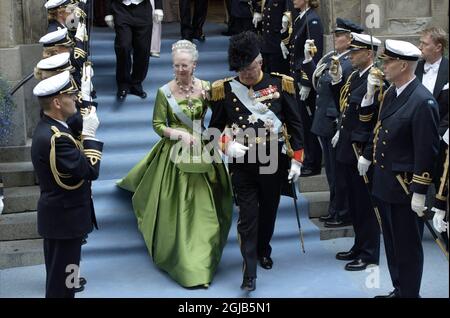 STOCKHOLM 20100619 la reine Margrethe II et le prince Henrik du Danemark partent après la cérémonie de mariage de la princesse Victoria et de M. Daniel Westling à la cathédrale de Stockholm, en Suède, le 19 juin 2010. Foto: Leif R Jansson / SCANPIX SUÈDE / Kod 10020 Banque D'Images