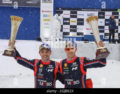 Le co-pilote Nicolas Gilsoul (L) et le pilote Thierry Neuville (R) de Belgique célèbrent après avoir remporté le Rallye Suède 2018 dans le cadre du Championnat du monde de rallye (WRC) à Torsby (Suède), le 18 février 2018. Photo: Micke Fransson / TT / Kod 61460 Banque D'Images