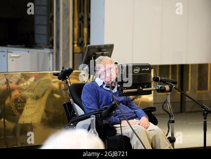 STOCKHOLM 20150825 le professeur Stephen Hawking est vu lors de sa conférence intitulée « trous noirs quantiques » au Centre des congrès de Stockholm Waterfront, Suède, le 25 août 2015. Foto: Jacob Stephenson / TT Kod 10510 Banque D'Images