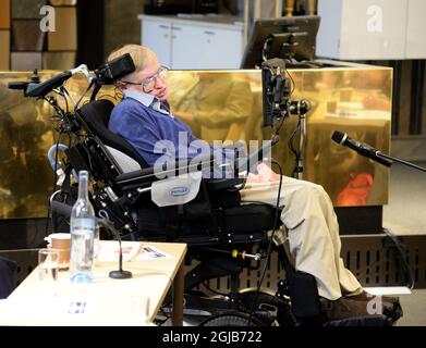 STOCKHOLM 20150825 le professeur Stephen Hawking est vu lors de sa conférence intitulée « trous noirs quantiques » au Centre des congrès de Stockholm Waterfront, Suède, le 25 août 2015. Foto: Jacob Stephenson / TT Kod 10510 Banque D'Images