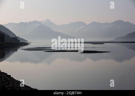 Cook Inlet, Alaska, voie navigable, courbe, montagnes, noir et blanc Banque D'Images