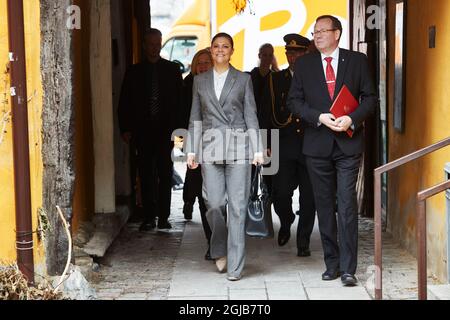 MALMO 20180323 la princesse Victoria est accueillie par le conseil municipal, Kent Andersson, à son arrivée au centre de conception de formulaires de Malmo. Foto: Andreas Hillergren / TT Kod 1006 Banque D'Images