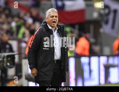 Reinaldo Rueda, entraîneur en chef du Chili, se remit lors du match international de football entre la Suède et le Chili à l'Friends Arena de Solna, Stockholm, le 24 mars 2018. Photo: Anders Wiklund / TT / 10040 Banque D'Images