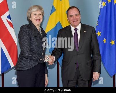 STOCKHOLM 20180409 la première ministre britannique Theresa May tremble avec le premier ministre suédois Stefan Lofven lors de sa rencontre à Rosenbad, Stockholm, Suède, le lundi 9 avril 2018. Photo: Jonas Ekstromer / TT / code 10030 Banque D'Images