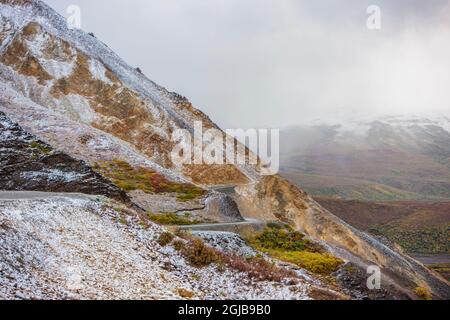 États-Unis, Alaska. Les couleurs de l'automne dans le parc national Denali avec de la neige dépoussiérant le paysage au col Polychrome. Banque D'Images