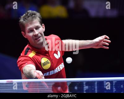 CORRECTION NOM ET PAYS Bastian Steger d'Allemagne contre Hugo Calderano, Brésil pendant le quart de finale masculin aux Championnats du monde de tennis de table d'équipe à Halmstad, Suède 04 mai 2018 photo: Jonas Ekstrommer / TT *** SUÈDE OUT *** Banque D'Images