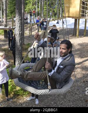 VASE 2018-05-17 le prince Carl Philip est vu avec des enfants lors de l'inauguration du terrain de jeu 'Vilda Parken' à vase, Varmland. Le prince, qui est le duc de Varmland, fait une visite d'une journée dans son comté Foto: Anders Wiklund / TT / Kod 10040 Banque D'Images