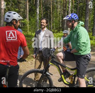 VASE 2018-05-17 le prince Carl Philip est vu avec des enfants lors de l'inauguration du terrain de jeu 'Vilda Parken' à vase, Varmland. Le prince, qui est le duc de Varmland, fait une visite d'une journée dans son comté Foto: Anders Wiklund / TT / Kod 10040 Banque D'Images