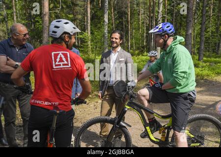 VASE 2018-05-17 le prince Carl Philip est vu avec les enfants lors de l'inauguration du terrain de jeu 'Vilda Parkenâ€ à vase, Varmland. Le prince, qui est le duc de Varmland, fait une visite d'une journée dans son comté Foto: Anders Wiklund / TT / Kod 10040 Banque D'Images
