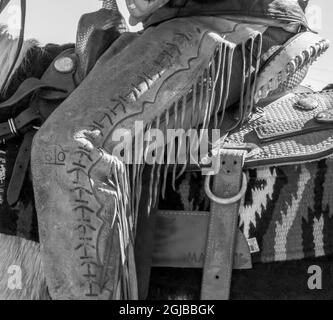 États-Unis, Arizona, Scottsdale. Gros plan B&W des chapes en cuir de cow-boy. Crédit : Wendy Kaveney / Jaynes Gallery / DanitaDelimont.com Banque D'Images