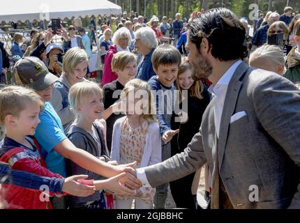 VASE 2018-05-17 le prince Carl Philip est vu avec des enfants lors de l'inauguration du terrain de jeu 'Vilda Parken' à vase, Varmland. Le prince, qui est le duc de Varmland, fait une visite d'une journée dans son comté Foto: Anders Wiklund / TT / Kod 10040 Banque D'Images