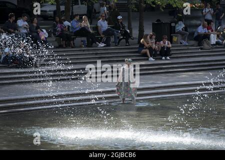 Une jeune fille se rafraîchit dans une fontaine du parc Kungstradgarden, dans le centre de Stockholm, en Suède, le 29 mai 2018. La Suède a connu des températures de freinage record au cours du mois de mai. Dans de nombreux endroits du pays, le mois a été plus chaud que mai n'importe quelle année depuis le 19e siècle. Photo: Anders Wiklund / TT / code 10040 Banque D'Images