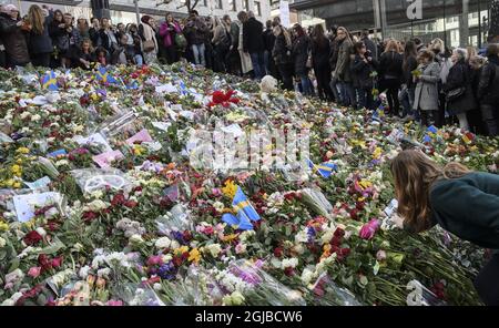 Une photo de fichier datée du 09 avril 2017 montre une femme qui a déposé une fleur lors d'un service commémoratif à Sergels torg dans le centre de Stockholm, en Suède, près du site où un homme a conduit un camion dans une rue piétonne et dans un grand magasin à Stockholm, en Suède, tuant cinq personnes. L'auteur du crime, ouzbek Rakhmat Akilov, sera confronté à sa sentinelle aujourd'hui le 07 juin 2018. Photo: Johan Nilsson / TT / code 50090 Banque D'Images