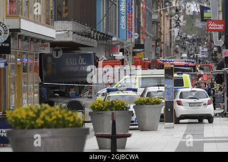 Une photo de fichier datée du 07 avril 2017 montre un camion qui s'est écrasé dans un grand magasin dans le centre de Stockholm, en Suède. Un homme a conduit un camion dans une rue piétonne et dans un grand magasin, tuant cinq personnes dans l'attaque. L'auteur du crime, ouzbek Rakhmat Akilov, sera confronté à sa sentinelle aujourd'hui le 07 juin 2018. Photo: Anders Wiklund / TT / code 10040 Banque D'Images