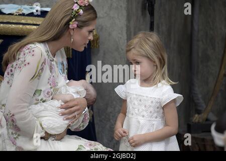 STOCKHOLM 20180608 la princesse Leonore a un problème avec ses chaussures dans l'église du palais de Drottningholm, en Suède, vendredi, pendant la baptême de la princesse Madeleine et de la fille de Chris O, la princesse Adrienne Foto: Janerik Henriksson / TT Kod 10030 Banque D'Images