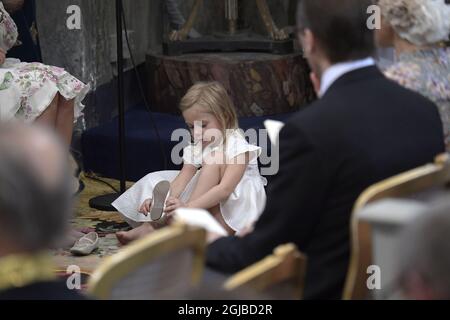 STOCKHOLM 20180608 la princesse Leonore a un problème avec ses chaussures dans l'église du palais de Drottningholm, en Suède, vendredi, lors de la baptême de la princesse Madeleine et de la fille de Chris O’Neill, la princesse Adrienne Foto: Janerik Henriksson / TT Kod 10030 Banque D'Images