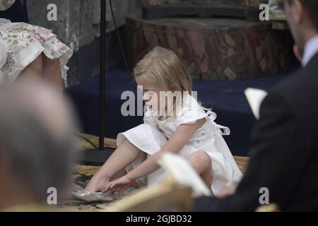 STOCKHOLM 20180608 la princesse Leonore a un problème avec ses chaussures dans l'église du palais de Drottningholm, en Suède, vendredi, lors de la baptême de la princesse Madeleine et de la fille de Chris O’Neill, la princesse Adrienne Foto: Janerik Henriksson / TT Kod 10030 Banque D'Images