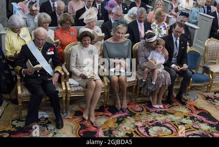 STOCKHOLM 20180608 le roi Carl Gustaf, la reine Silvia, Eva O'Neil, la princesse Victoria avec le prince Oscar et le prince Daniel en arrière-plan les sœurs Kings et la princesse Leonore à la parole pendant la baptême de la princesse Madeleine et la fille de Chris O'Neill, la princesse Adrienne Foto: Pontus Lundahl / TT Kod 10050 Banque D'Images