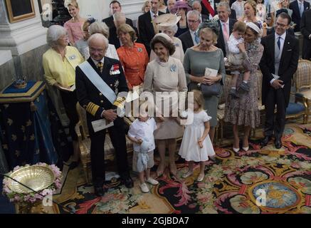 STOCKHOLM 20180608 le roi Carl Gustaf, la reine Silvia, Eva O'Neil, la princesse Victoria avec le prince Oscar et le prince Daniel en arrière-plan les sœurs Kings et la princesse Leonore à la parole pendant la baptême de la princesse Madeleine et la fille de Chris O'Neill, la princesse Adrienne Foto: Pontus Lundahl / TT Kod 10050 Banque D'Images