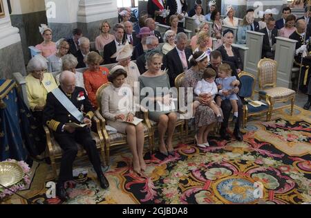 STOCKHOLM 20180608 le roi Carl Gustaf, la reine Silvia, Eva O'Neil, la princesse Victoria avec le prince Oscar et le prince Daniel en arrière-plan les sœurs Kings et la princesse Leonore à la parole pendant la baptême de la princesse Madeleine et la fille de Chris O'Neill, la princesse Adrienne Foto: Pontus Lundahl / TT Kod 10050 Banque D'Images