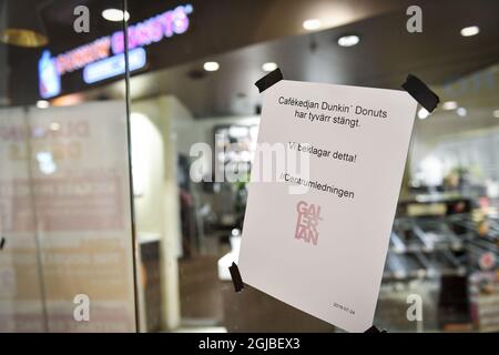 Un panneau devant un café Dunkin' Donuts vide, indiquant que la boutique a fermé, dans un centre commercial du centre de Stockholm, en Suède, le 24 juillet 2018. Dunkin' Donuts s'est classé en faillite en Suède en raison de sa faible rentabilité. Photo: Maja Suslin / TT / code 10300 Banque D'Images