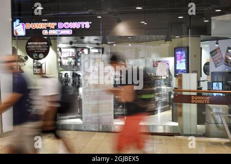 Les gens passent devant un café vide Dunkin' Donuts dans un centre commercial du centre de Stockholm, en Suède, le 24 juillet 2018. Dunkin' Donuts s'est classé en faillite en Suède en raison de sa faible rentabilité. Photo: Maja Suslin / TT / code 10300 Banque D'Images