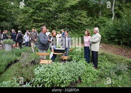 BORGHOLM 20180811 le roi de Suède Carl Gustaf et la reine Silvia jetez un coup d'œil au jardin “Alt ir baugum bundit” de Lilla Bjers, Gotland, lors d'une cérémonie de remise de prix pour les jardins innovants au palais Solliden, Oland, le 11 août 2018. Foto: Karl Nilsson / TT / Kod 10820 Banque D'Images