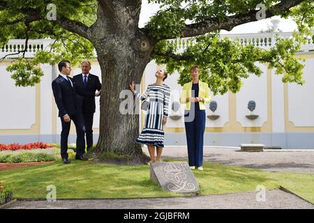 TALLINN 20180819 le président estonien Kersti Kaljulid et son mari Georgi-Rene Maksimovski accueillent la princesse Victoria et le prince Daniel au palais Kadriorg lors de leur visite en Estonie le dimanche 19, 2018. La princesse Crown debout sous un chêne planté par son grand-père Gustav V. photo: Henrik Montgomery / TT code 10060 Banque D'Images