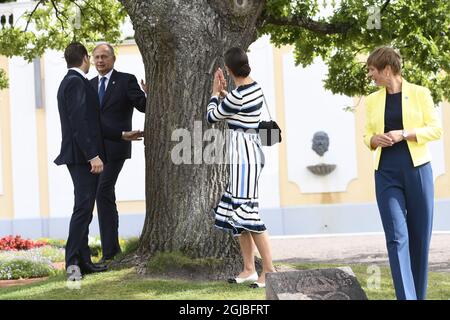 TALLINN 20180819 le président estonien Kersti Kaljulid et son mari Georgi-Rene Maksimovski accueillent la princesse Victoria et le prince Daniel au palais Kadriorg lors de leur visite en Estonie le dimanche 19, 2018. La princesse Crown debout sous un chêne planté par son grand-père Gustav V. photo: Henrik Montgomery / TT code 10060 Banque D'Images